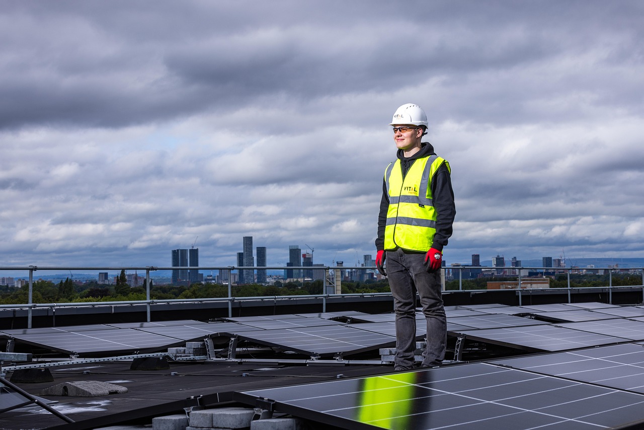 Obrero sobre paneles solares