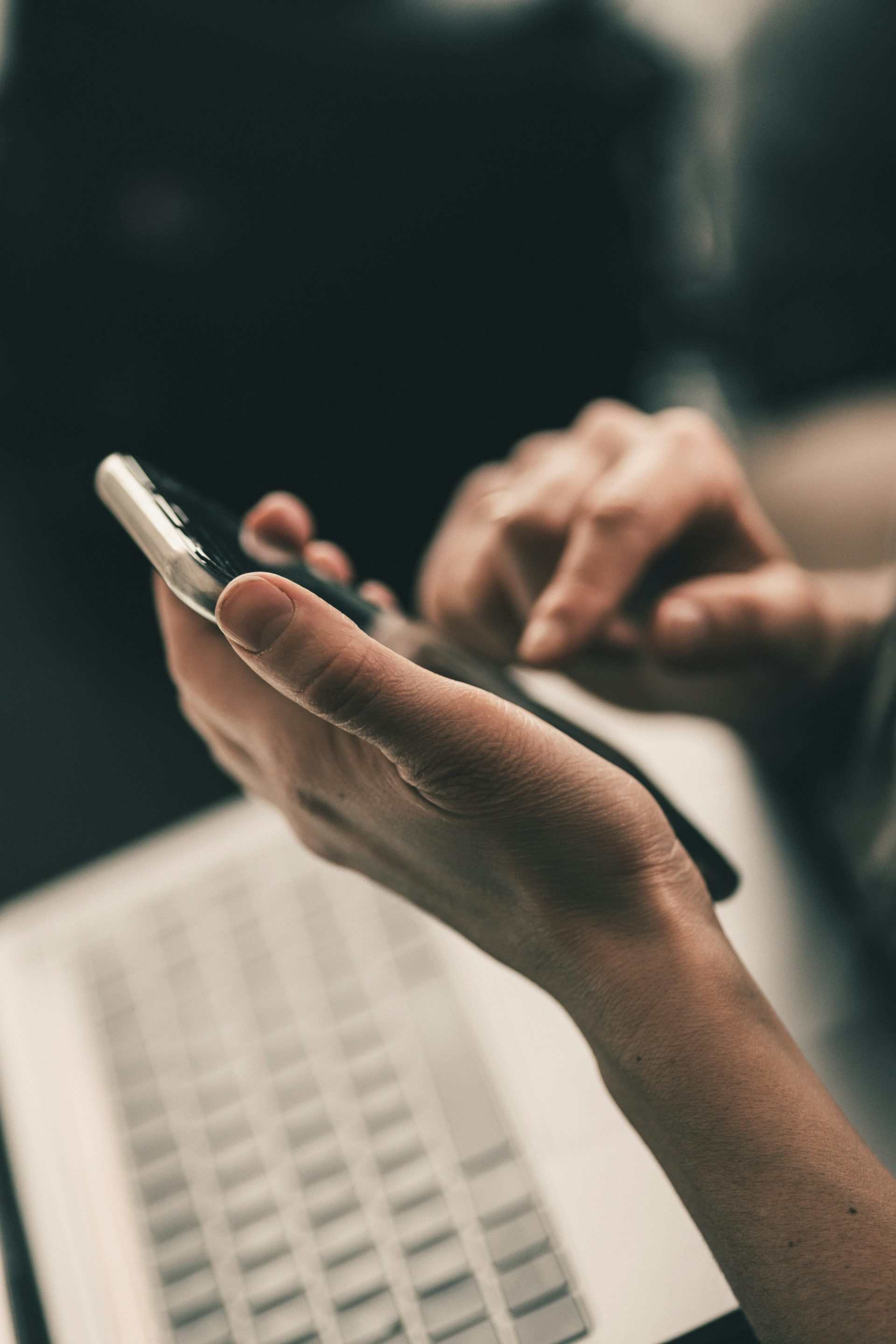 Persona usando un teléfono móvil