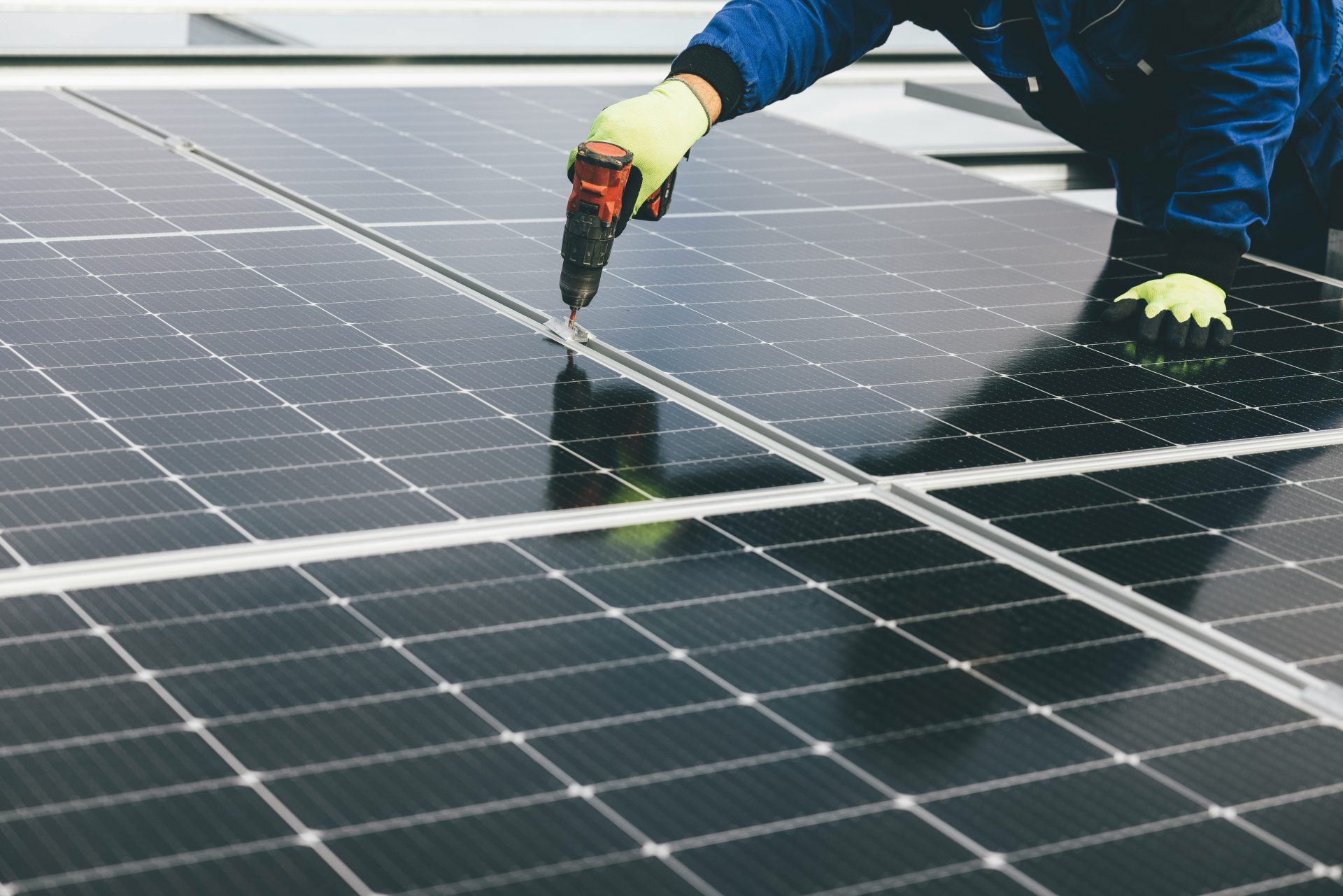 una persona trabajando en un panel solar