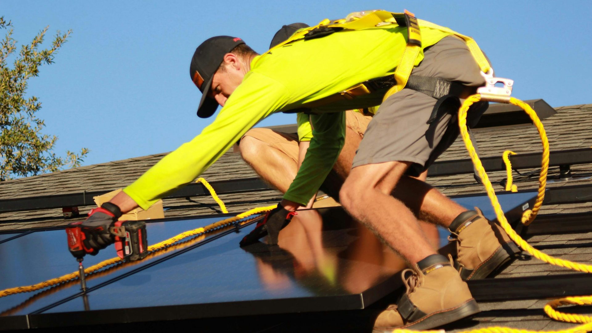 un hombre en una escalera